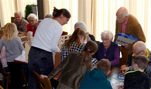 Kiwanisclub komt met jeugd in actie voor ouderen